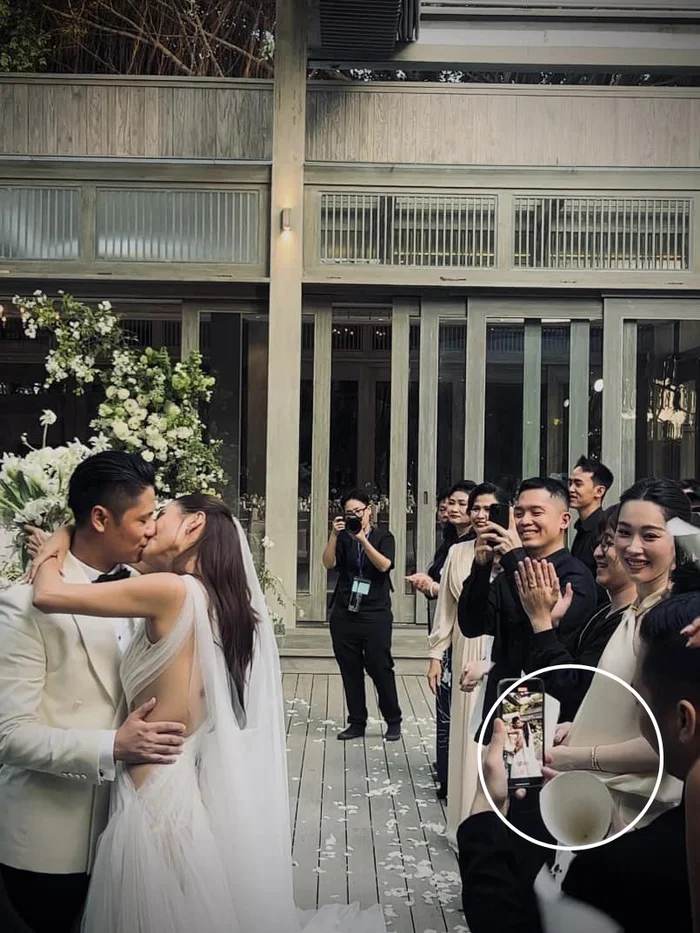 Hoa hậu Đặng Thu Thảo xuất hiện với vòng 2 lớn tại đám cưới của Cao Thiên Trang. Ảnh: Chụp màn hình.