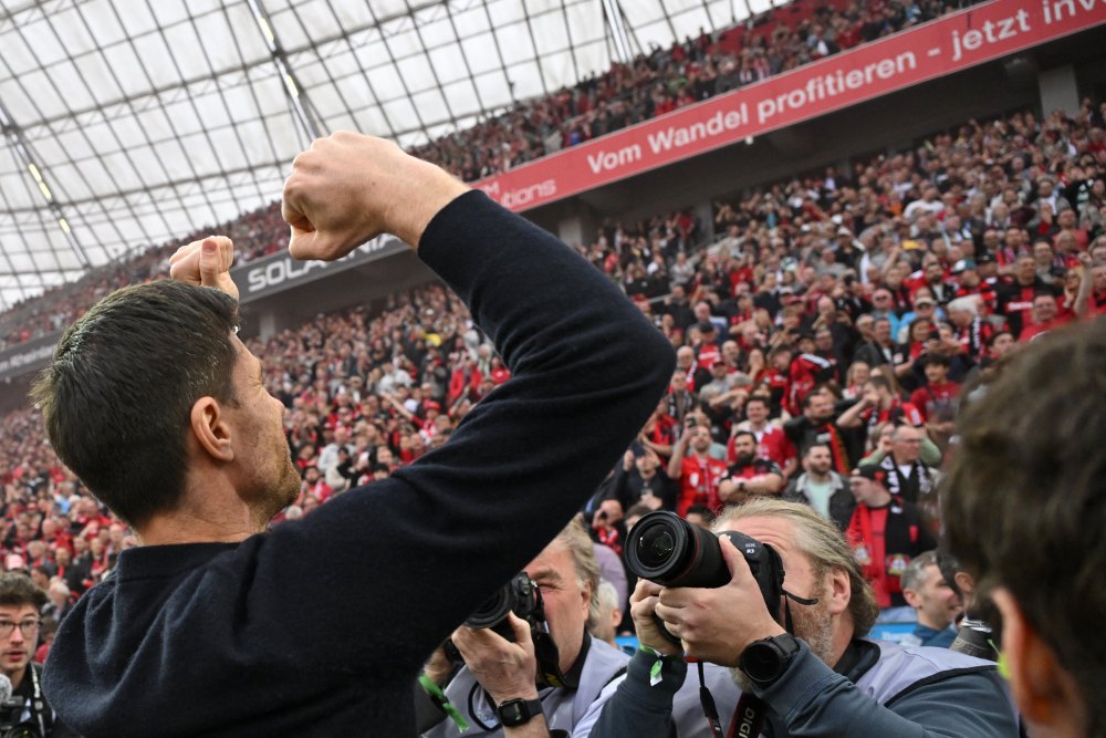 Sân BayArena được nhuộm kín bởi 2 màu đỏ-đen. Cổ động viên của Bayer Leverkusen dành sự tôn vinh đối với huấn luyện viên Xabi Alonso. 