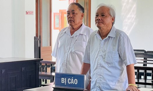 Phạm Đình Cự - nguyên Chủ tịch UBND tỉnh Phú Yên (bên phải) và Đỗ Duy Vinh - nguyên Giám đốc Sở Tài chính (bên trái) tại tòa. Ảnh: Hoài Luân