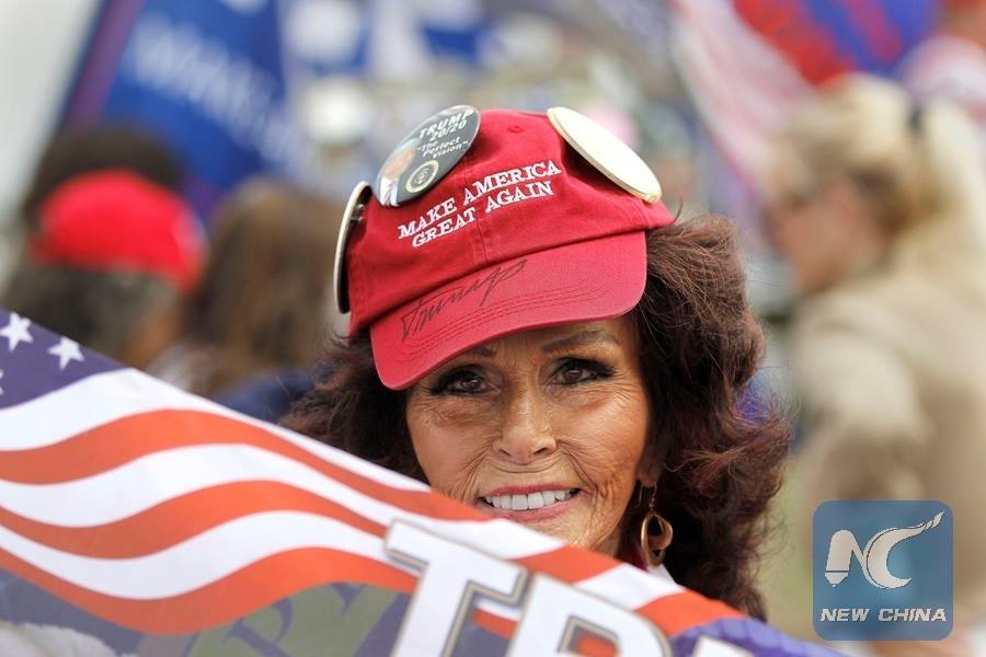 Người ủng hộ ông Donald Trump đội mũ in chữ “Làm cho nước Mỹ vĩ đại lần nữa“. Ảnh: Xinhua