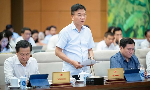 Bộ trưởng Bộ Tư pháp Lê Thành Long trình bày tờ trình. Ảnh: Phạm Thắng/VPQH