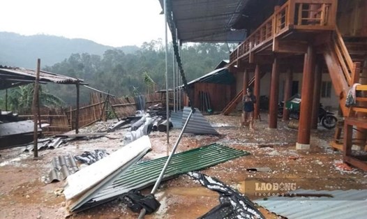 Huyện miền núi Kỳ Sơn, Nghệ An bất ngờ xuất hiện mưa đá kèm dông lốc gây thiệt hại nặng cho người dân. Ảnh: Hải Đăng