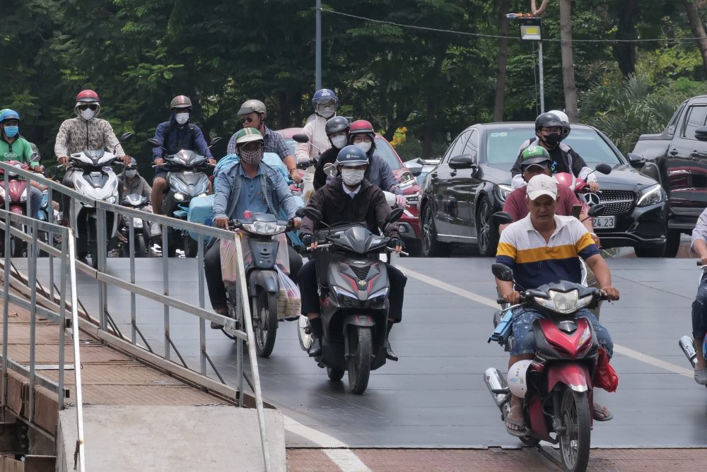 Theo ghi nhận của PV Lao Động, vào khoảng 7h30 ngày 15.4, nhiều phương tiện từ hướng đường Trường Sơn đổ về phía nút giao Trần Quốc Hoàn - Phan Thúc Duyện ngày một nhiều.