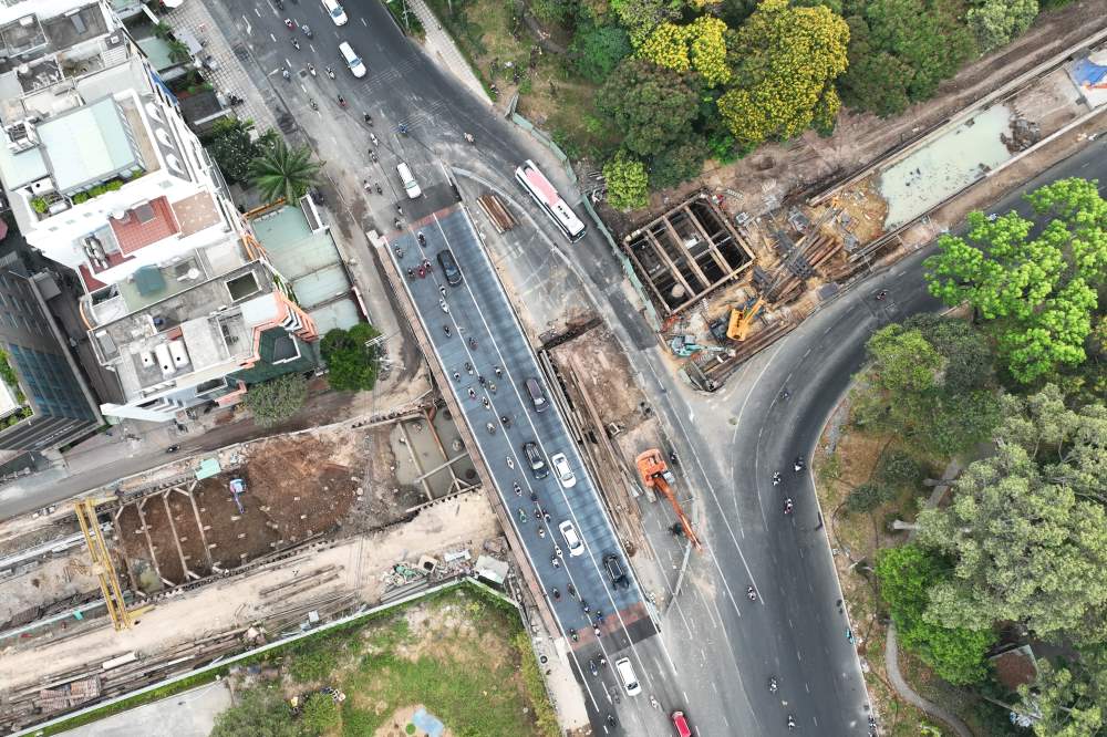  Cầu vượt tạm thứ nhất với quy mô 3 làn xe, dài 66m, rộng 14m, nằm trên đường Trần Quốc Hoàn, phía đường Phan Thúc Duyện, được lắp đặt vào ngày 25.2.2024 do hệ thống rào chắn được mở rộng thêm 13m, phục vụ thi công hoàn thiện hầm chui của gói thầu.