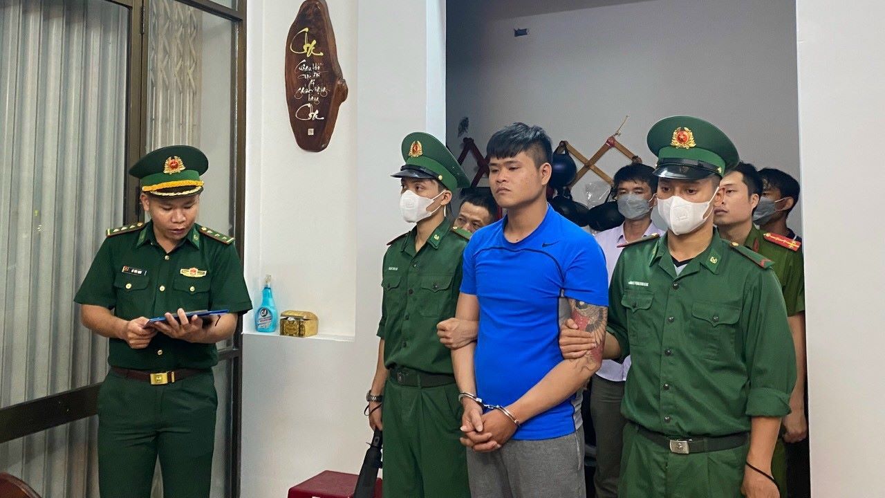 Bắt giữ đối tượng tàng trữ trái phép ma túy tại Đà Nẵng. Ảnh: Doãn Quang