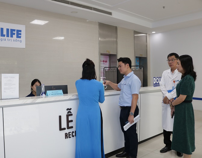 Đoàn kiểm tra ghi nhận thực tế hoạt động cải tiến chất lượng bệnh viện ngoài công lập. Ảnh: Sở Y tế Hà Nội