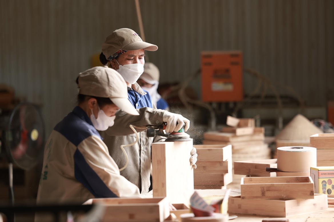 Thông tin điều chỉnh tăng lương tối thiểu vùng từ 1.7.2024 là tin mừng với nhiều người lao động khu vực ngoài nhà nước. Ảnh minh họa: Hải Nguyễn