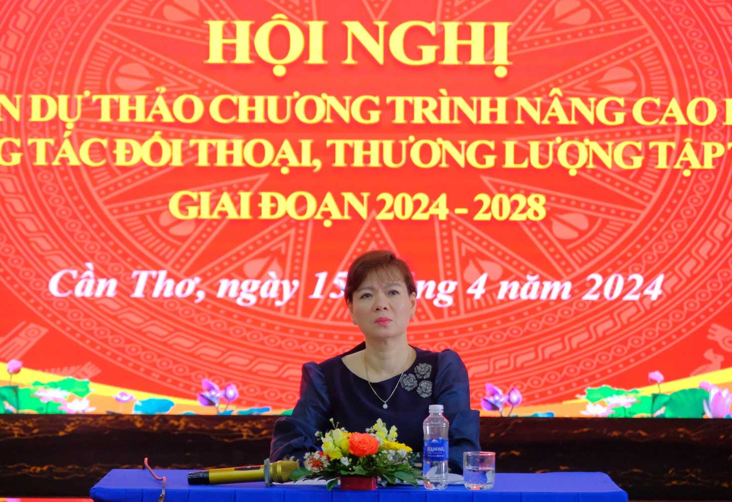 Bà Trần Thị Thanh Hà - Ủy viên Đoàn Chủ tịch, Trưởng ban Quan hệ Lao động Tổng LĐLĐVN chủ trì hội nghị.