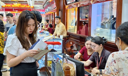 Rất đông khách hàng tới giao dịch tại cửa hàng Bảo Tín Minh Châu trên phố Trần Nhân Tông. Ảnh: Đền Phú