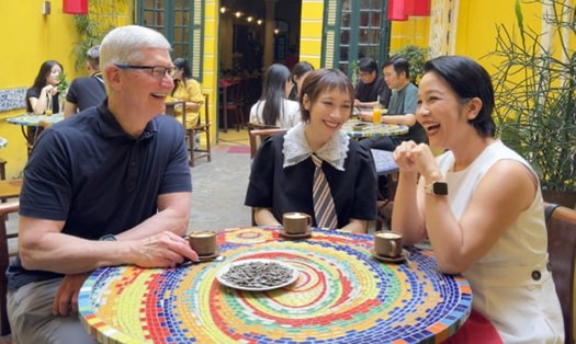 Tim Cook uống cà phê trứng cùng Mỹ Linh và Mỹ Anh. Ảnh: Facebook nhân vật