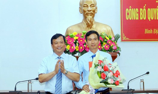 Ông Bùi Tấn Thành (bên phải) giữ chức Phó Giám đốc Sở NNPTNT Bình Định. Ảnh: UBND tỉnh Bình Định