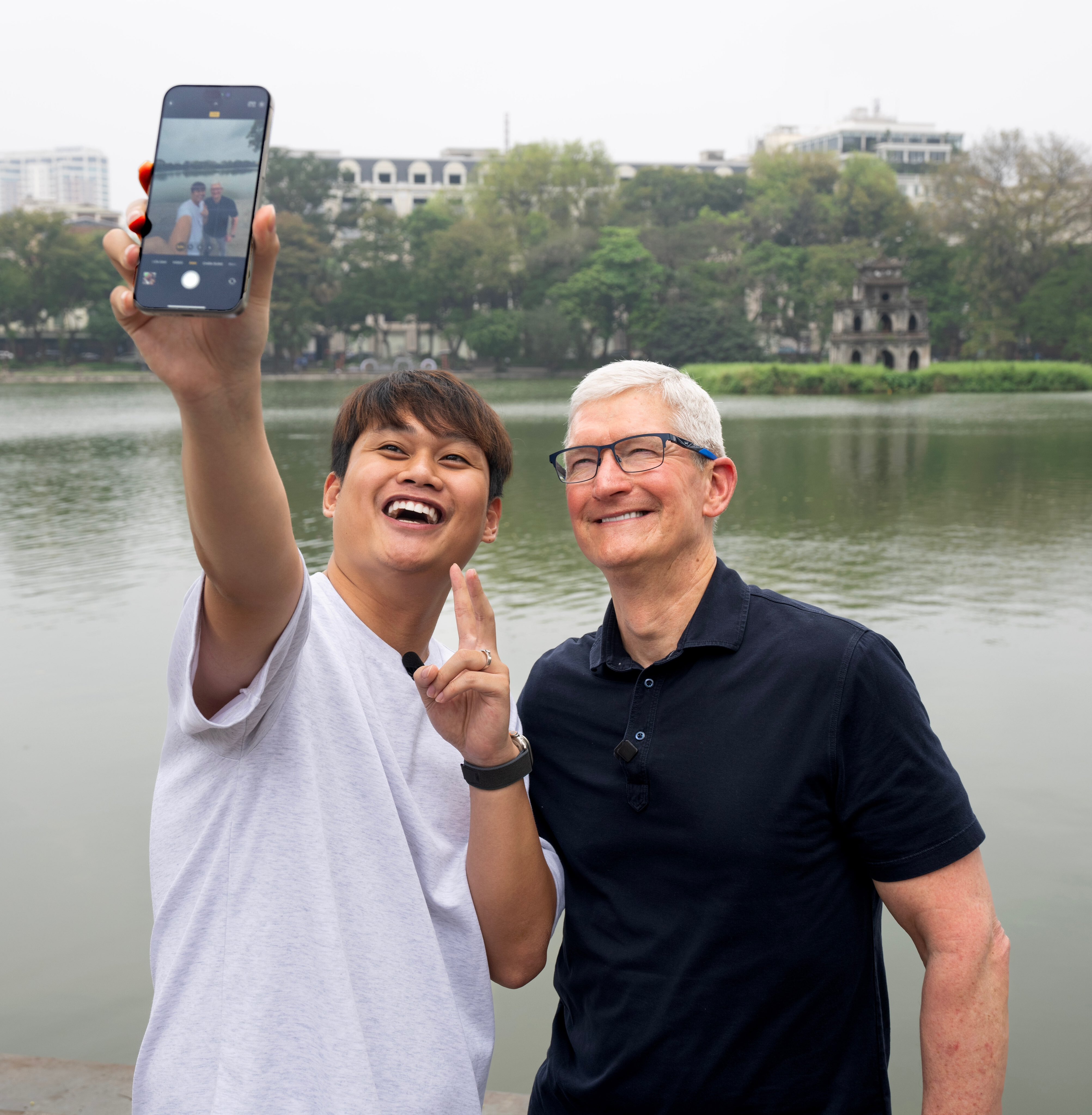 Tim Cook dạo Hồ Gươm, chụp ảnh, quay video cùng nhà sáng tạo Việt. Ảnh: Twitter Tim Cook