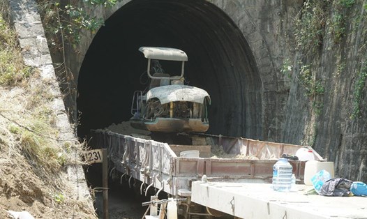 Sạt lở đất tại hầm đường sắt Bãi Gió (đoạn qua Đèo Cả nối tỉnh Khánh Hòa và Phú Yên). Ảnh: Hữu Long