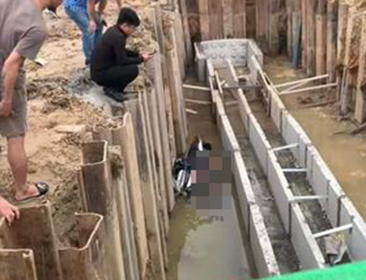 Sáng sớm 15.4, người dân phát hiện người đàn ông nằm bất tỉnh dưới cống nước công trình đang thi công. Ảnh: Người dân cung cấp.