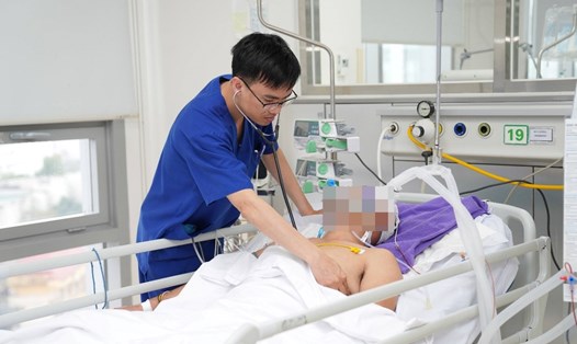 Chăm sóc bệnh nhân đột quỵ tại Bệnh viện Trung ương Quân đội 108. Ảnh: BVCC