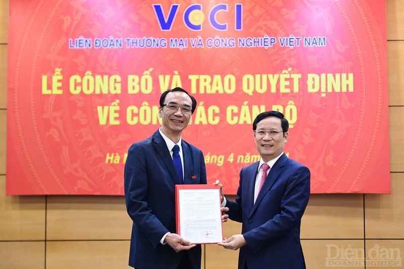 Chủ tịch VCCI Phạm Tấn Công trao Quyết định bổ nhiệm Tổng Biên tập Tạp chí Diễn đàn Doanh nghiệp cho Nhà báo Nguyễn Linh Anh