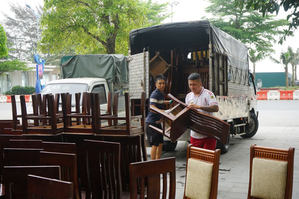 Một số cơ sở lưu trú huy động lực lượng để vận chuyên các trang thiết bị, nhằm phục vụ du khách trong thời gian sắp tới. Ảnh: Quách Du