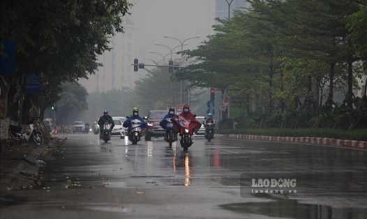 Dự báo Hà Nội có mưa vài nơi trong chiều tối và đêm nay 15.4. Ảnh: Tô Thế