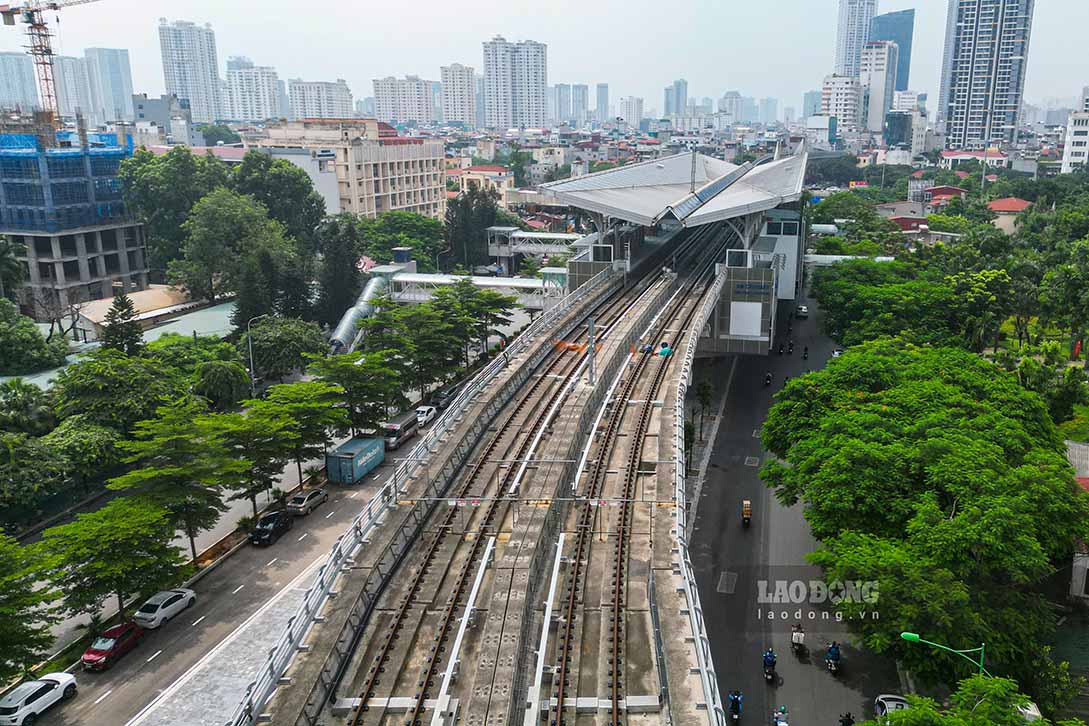 Dự án đường sắt đô thị Nhổn - Ga Hà Nội dài 12,5km, có 8 ga trên cao và 4 ga ngầm. Trong đó, đoạn trên cao (Nhổn - Cầu Giấy) dài 8,5km và đoạn đi ngầm (Cầu Giấy - Ga Hà Nội) dài 4km. Dự kiến đến cuối tháng 6.2024 sẽ hoàn thành công tác chứng nhận an toàn hệ thống, kiểm tra nghiệm thu bàn giao của chủ đầu tư để đưa tuyến đường sắt đô thị Nhổn - Ga Hà Nội vào vận hành thương mại đoạn trên cao.