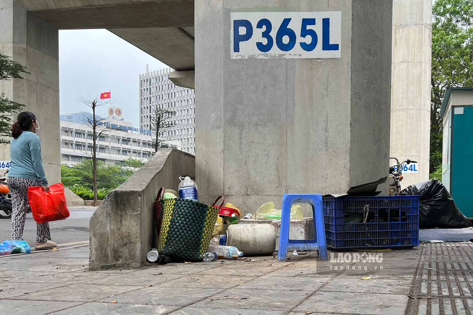 Không chỉ xe rác tập kết tại khu vực xung quanh nhà ga, tình trạng lấn chiếm tại các chân ga cũng xuất hiện nhan nhản, do bị một số hộ kinh doanh tận dụng làm nơi để đồ đạc, hàng hóa chất đống, bừa bãi.