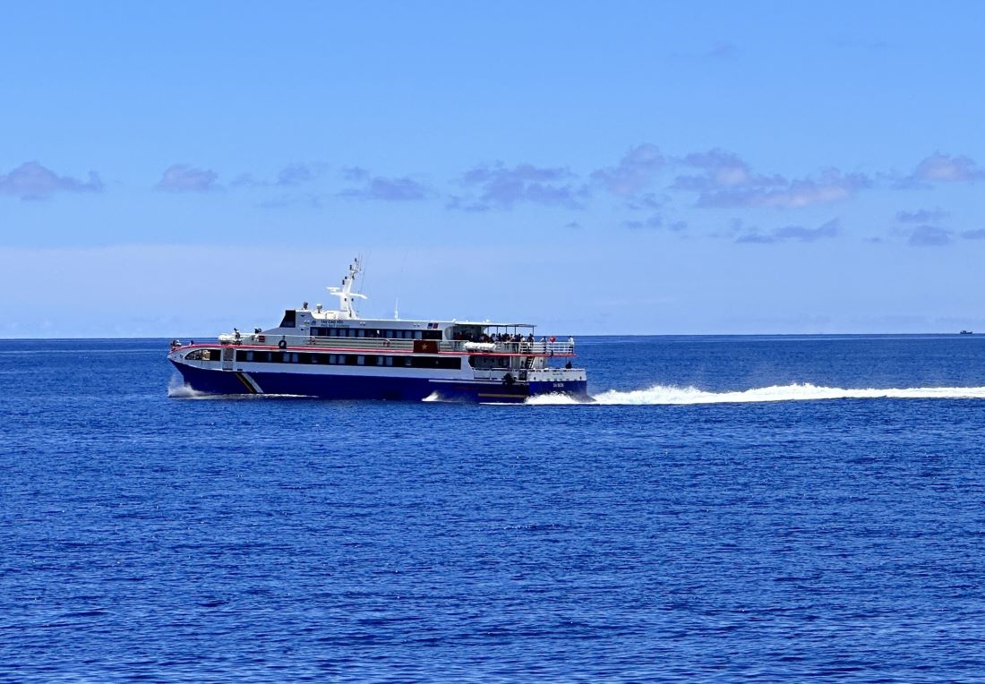 Tàu cao tốc đưa du khách ra đảo Phú Quý. Ảnh: Duy Tuấn