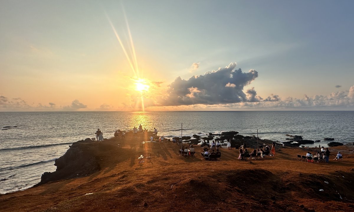 Đón bình minh ở đảo Phú Quý sớm hơn đất liền. Ảnh: Duy Tuấn