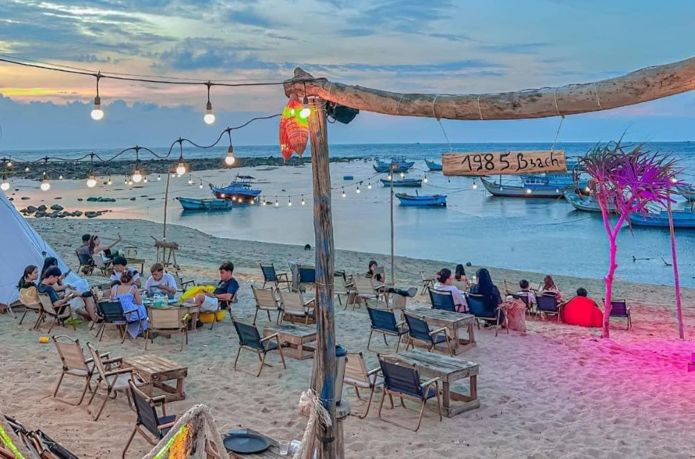 Các quán cafe view biển thu hút du khách đến check-in. Ảnh: Chí Trung