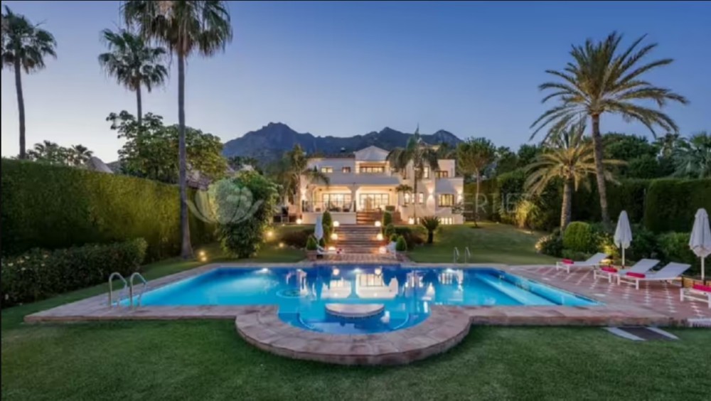 Biệt thự Marbella được Djokovic mua năm 2020, với bể bơi lớn ngoài trời. Ảnh: Pure Living Properties