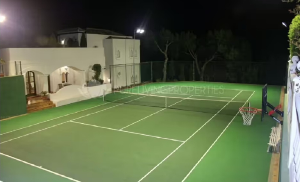 Có sân tennis riêng để Novak Djokovic tập luyện. Ảnh: Pure Living Properties