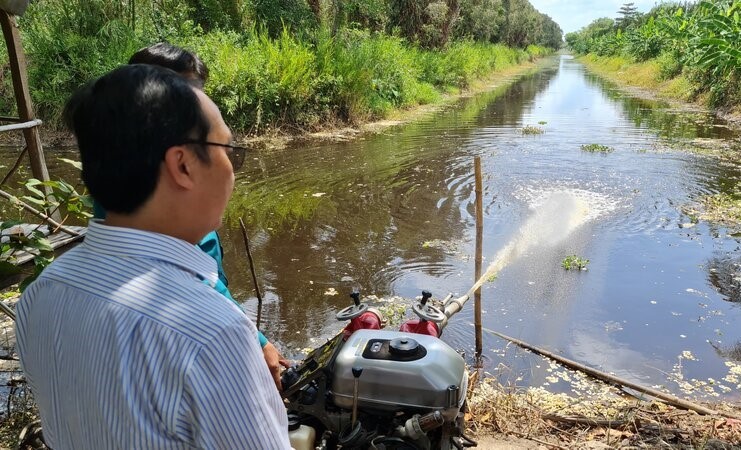 Các đơn vị phòng chống cháy rừng tại Cà Mau thường xuyên kiểm tra máy móc, sẵn sàng ứng trực khi sự cố xảy ra. Ảnh: Nhật Hồ