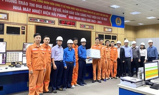 Lãnh đạo Công đoàn Điện lực Việt Nam trao quà cho công nhân Công ty Cổ phần Nhiệt điện Hải Phòng. Ảnh: Dương Định