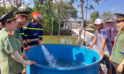 Cán bộ, chiến sỹ Công an tỉnh Sóc Trăng cung cấp nước cho người dân ở huyện Trần Đề. Ảnh: Công an tỉnh Sóc Trăng