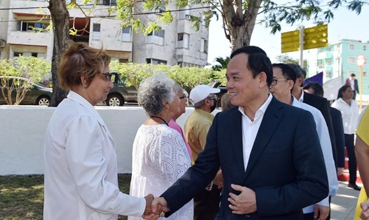 Phó Thủ tướng Chính phủ Trần Lưu Quang thăm hỏi người dân Thủ đô La Habana đến thăm Tượng đài Chủ tịch Hồ Chí Minh. Ảnh: VGP