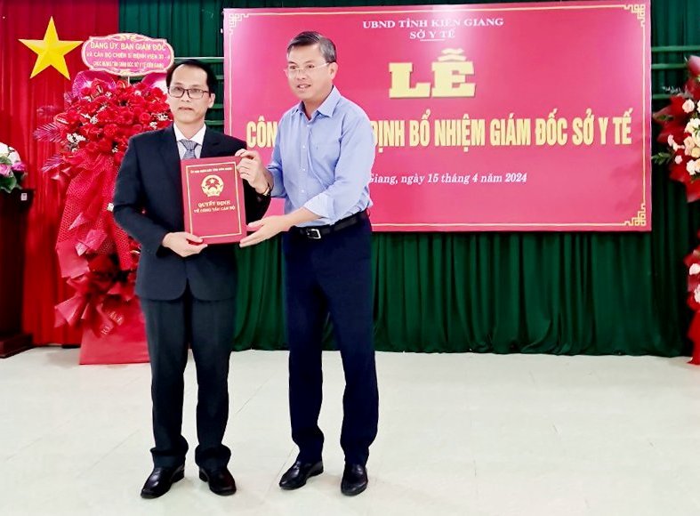 Phó Chủ tịch UBND tỉnh Kiên Giang Nguyễn Lưu Trung (phải) trao Quyết định cho Đại tá Hồ Văn Dũng. Ảnh: CTV