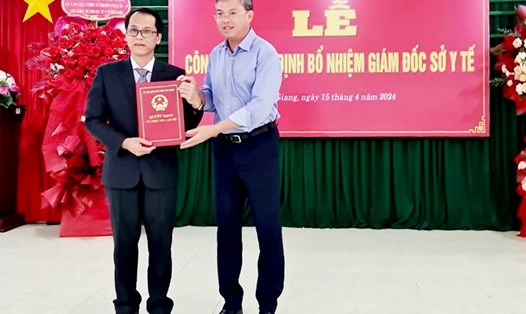 Phó Chủ tịch UBND tỉnh Kiên Giang Nguyễn Lưu Trung (phải) trao Quyết định cho Đại tá Hồ Văn Dũng. Ảnh: CTV