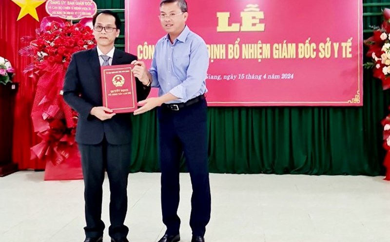 Phó Chủ tịch UBND tỉnh Kiên Giang Nguyễn Lưu Trung (phải) trao Quyết định cho Đại tá Hồ Văn Dũng. Ảnh: CTV