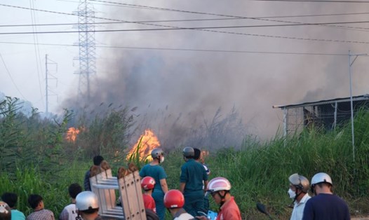 Một đám cháy ở Cần Thơ xuất phát từ việc người dân đốt cỏ ven quốc lộ. Ảnh: Phong Linh
