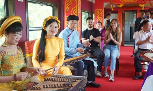 Chuyến tàu Huế - Đà Nẵng đang là sản phẩm được kỳ vọng sẽ giúp 2 địa phương đón thêm nhiều khách bằng đường sắt. Ảnh: Thùy Trang