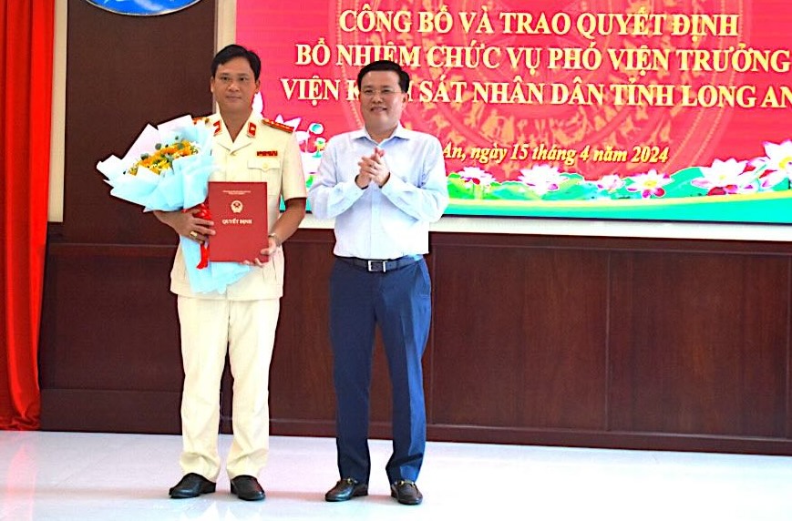 Phó Bí thư Thường trực Tỉnh ủy, Trưởng đoàn đại biểu Quốc hội tỉnh Long An Nguyễn Thanh Hải trao quyết định cho ông Nguyễn Thành Bông - Phó Viện trưởng Viện Kiểm sát nhân dân tỉnh Long An (trái). Ảnh: An Long