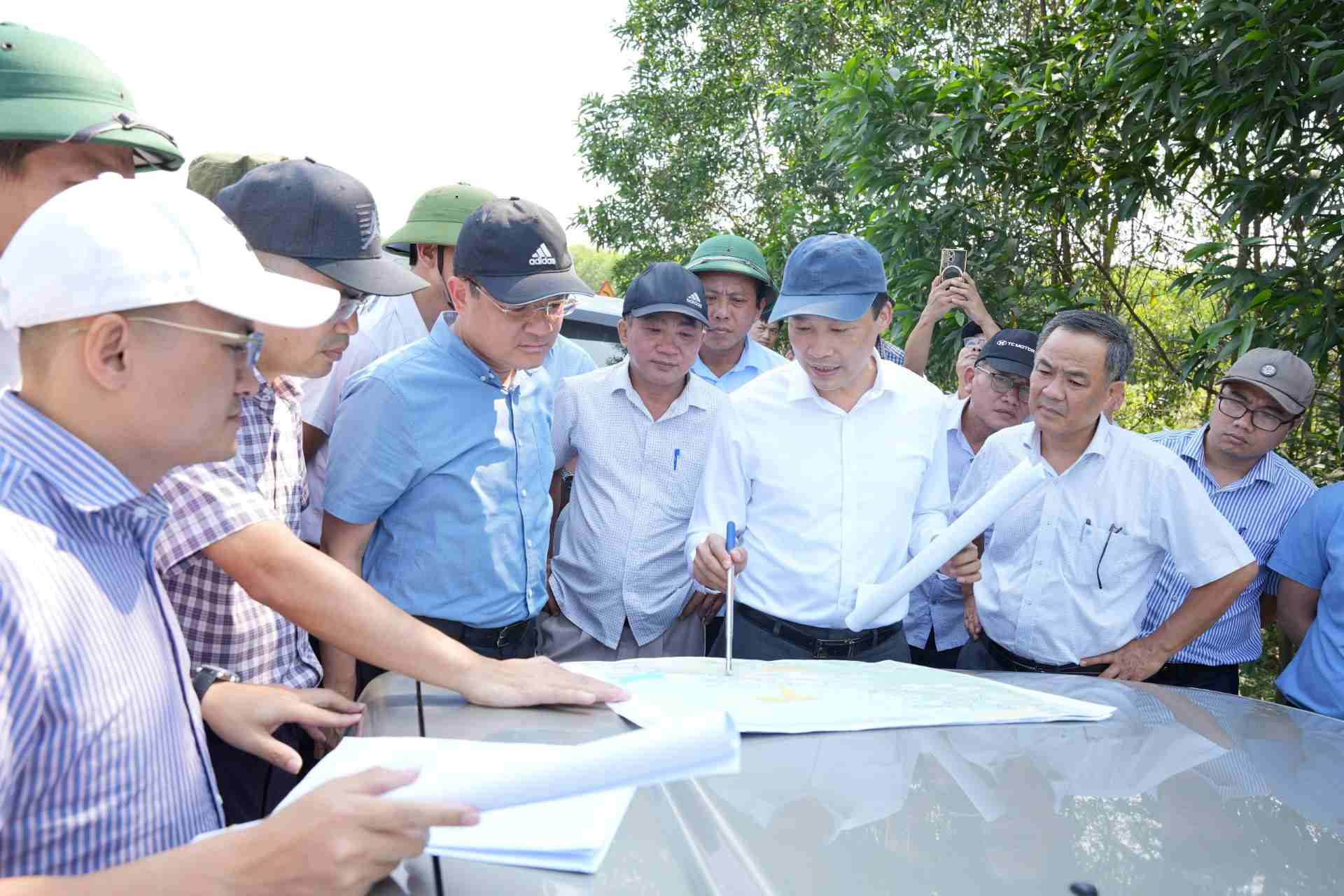 Lãnh đạo UBND tỉnh Thừa Thiên Huế cùng các đơn vị liên quan khảo sát, phục vụ công tác chuẩn bị đầu tư dự án mở rộng cao tốc Cam Lộ - La Sơn. Ảnh: Ngọc Minh.