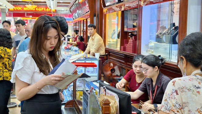 Rất đông khách hàng tới giao dịch tại cửa hàng Bảo Tín Minh Châu trên phố Trần Nhân Tông. Ảnh: Đền Phú 