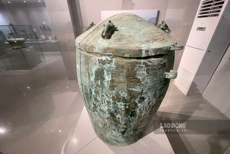 Thạp đồng Đào Thịnh bản sao chép đang được trưng bày tại bảo tàng Yên Bái. Ảnh: Đinh Đại