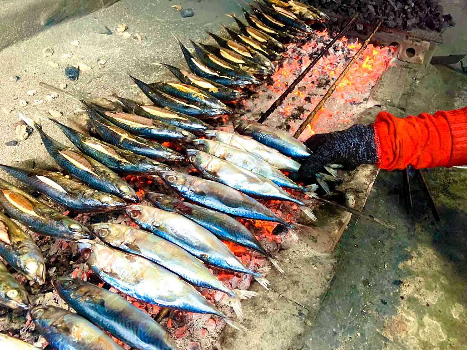 Quá trình nướng phải giữ được mức lửa vừa phải, cá chín đến độ người nướng lật trở đều tay để cá không cháy và giữ được hương vị thơm ngon.