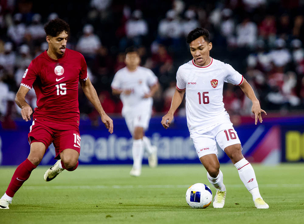 U23 Indonesia (áo trắng) có thế trận tốt trước Qatar trước khi nhận thẻ đỏ. Ảnh: PSSI