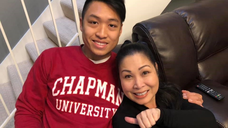 NSND Hồng Vân và con trai là Khôi Nguyên - Phó Giám đốc Sân khấu kịch Hồng Vân. Ảnh: Facebook nhân vật