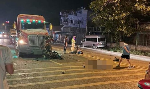 Hiện trường vụ tai nạn giao thông giữa ô tô đầu kéo sơ mi rơ-moóc và xe máy khiến 2 người thương vong tại Quảng Ninh. Ảnh: Người dân cung cấp
