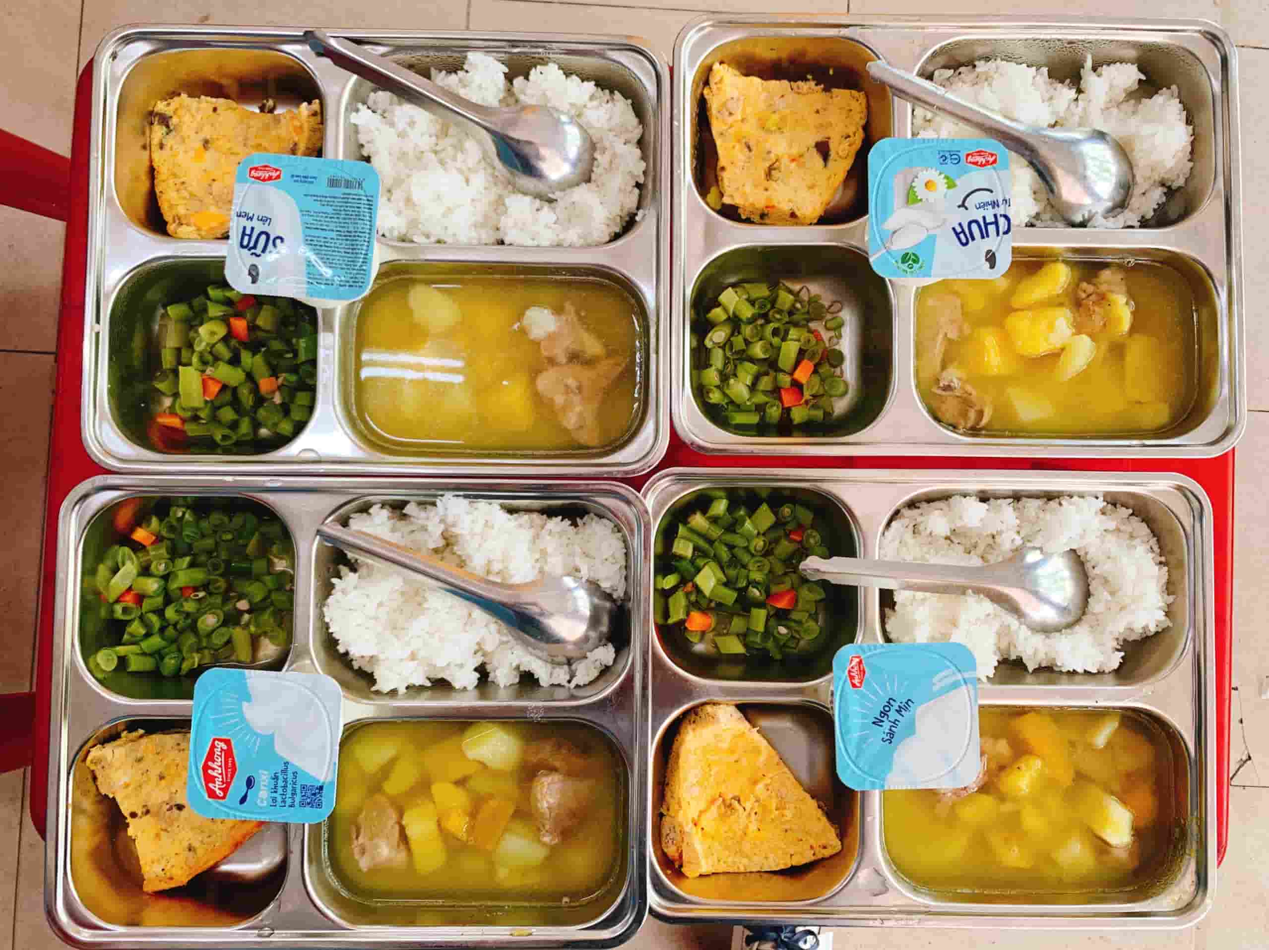 Hình ảnh một bữa ăn bán trú của Trường Tiểu học Quang Trung mà giáo viên chủ nhiệm cập nhật lên nhóm zalo có phụ huynh của lớp học. Ảnh: Nhà trường cung cấp.