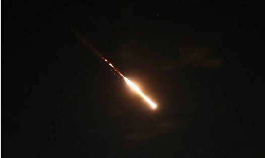Pháo sáng từ các vụ nổ trên bầu trời Jerusalem khi hệ thống chống tên lửa Iron Dome của Israel đánh chặn tên lửa và máy bay không người lái từ Iran. Ảnh: Xinhua
