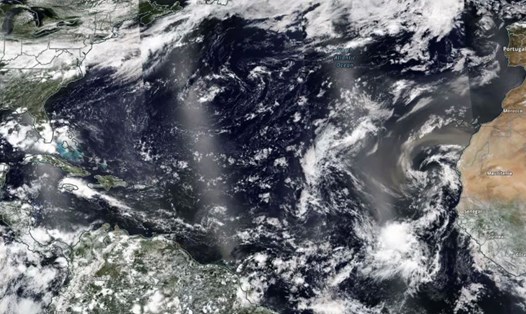 Bão bụi Sahara thổi về Ấn Độ Dương trong mùa bão 2022. Ảnh: NOAA