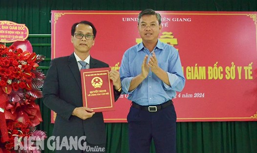 Phó Chủ tịch UBND tỉnh Kiên Giang Nguyễn Lưu Trung (bên phải) trao quyết định cho Đại tá Hồ Văn Dũng. Ảnh: Báo Kiên Giang